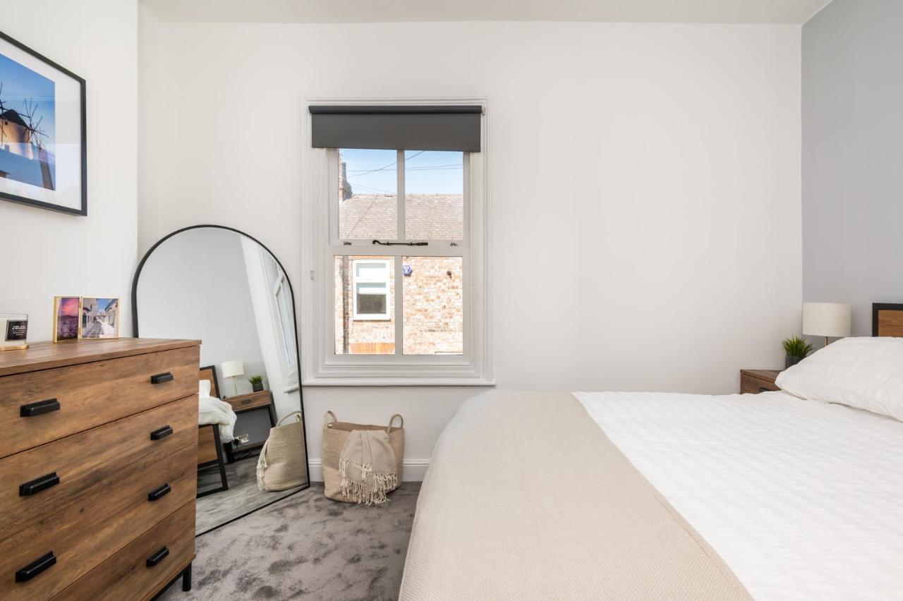 3 Hampden Street Stylish, Central 2-Bed York Terrace with Parking - Pass the Keys — photo 2