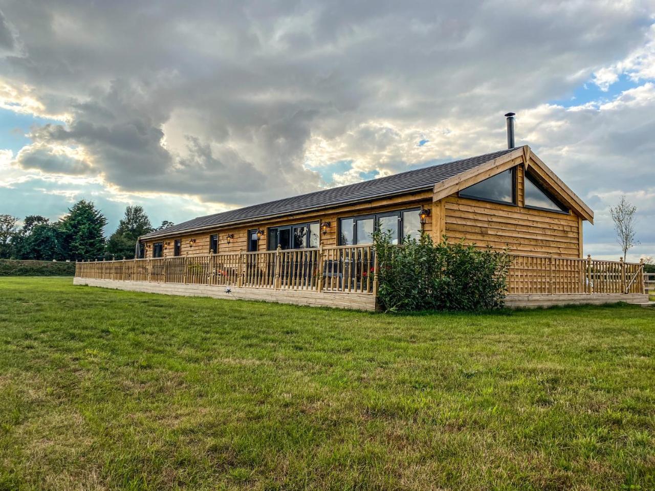 4Bed Lodge Sleeps8-Pet Friendly-Hot Tub-Log Burner, York, Yorkshire