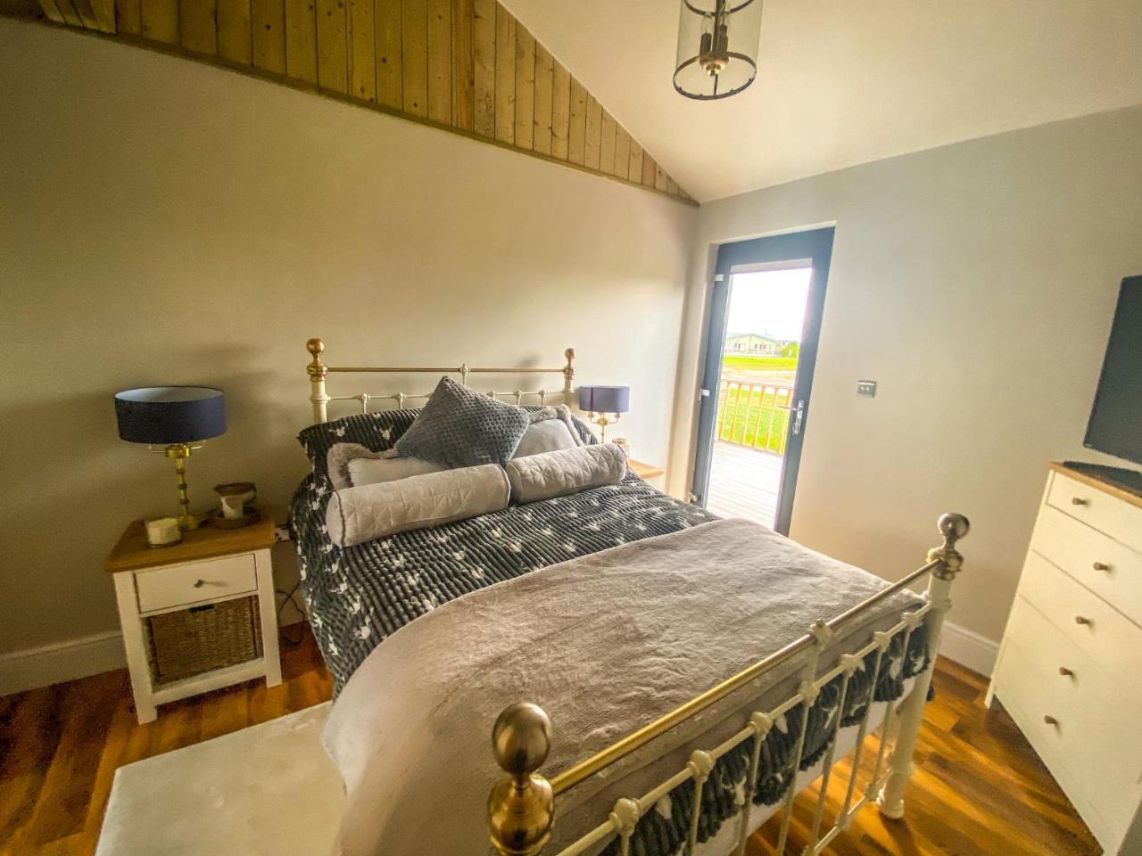 4Bed Lodge Sleeps8-Pet Friendly-Hot Tub-Log Burner — photo 2