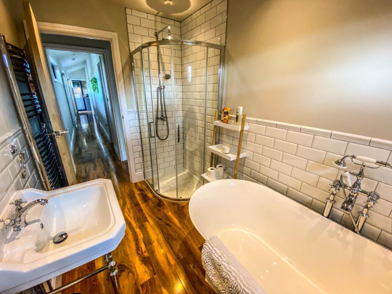 4Bed Lodge Sleeps8-Pet Friendly-Hot Tub-Log Burner — photo 3
