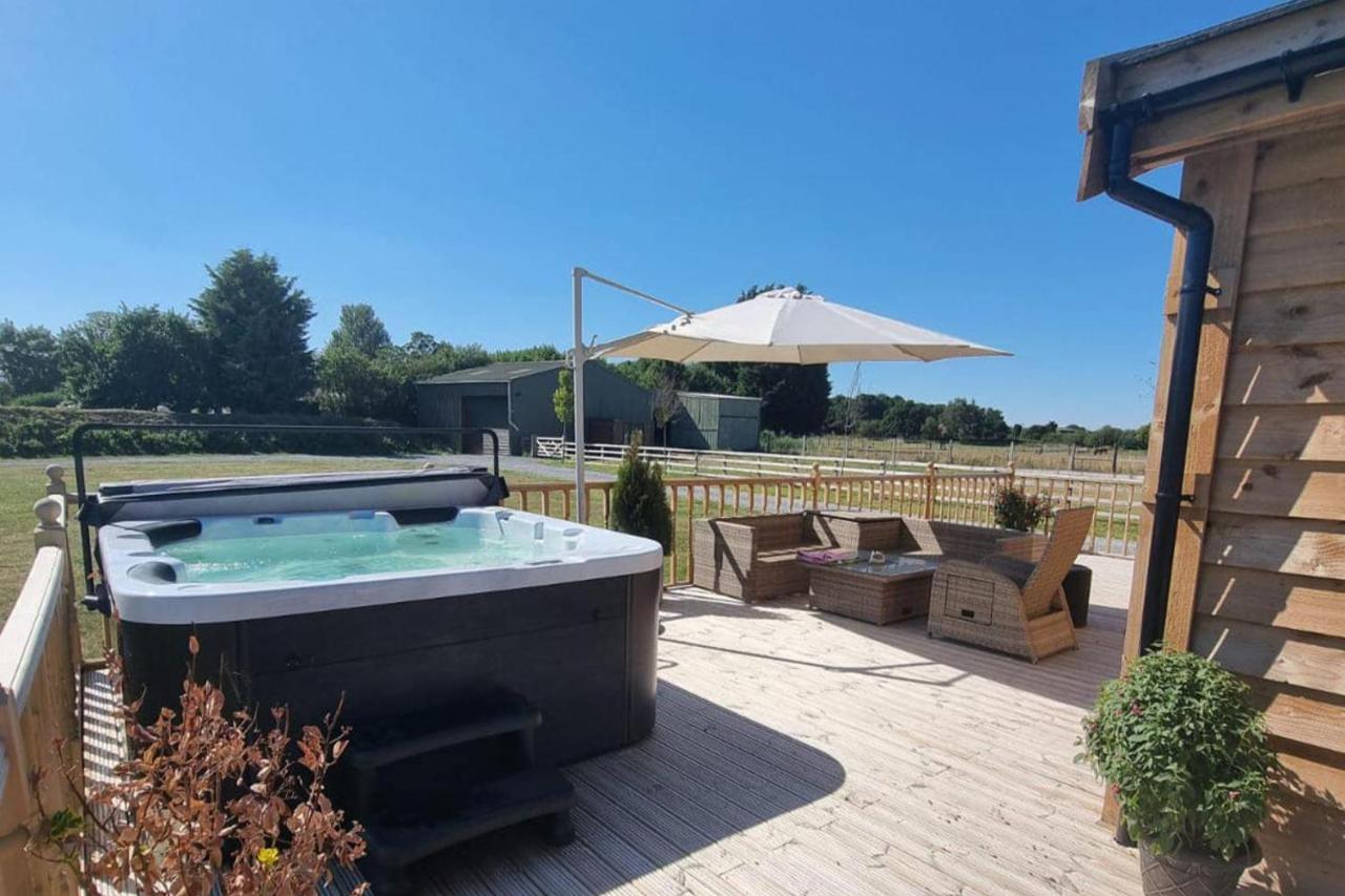 4Bed Lodge Sleeps8-Pet Friendly-Hot Tub-Log Burner — photo 4