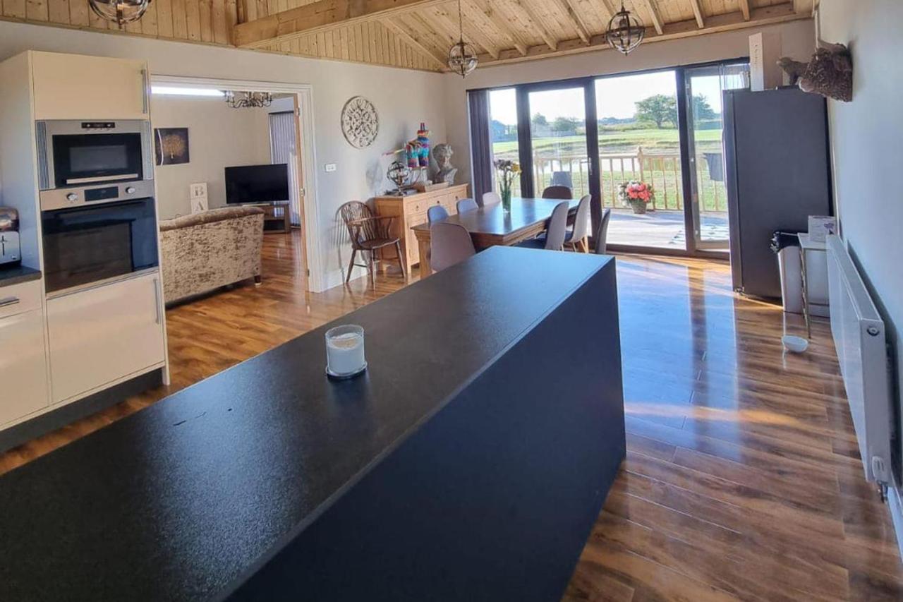 4Bed Lodge Sleeps8-Pet Friendly-Hot Tub-Log Burner — photo 5