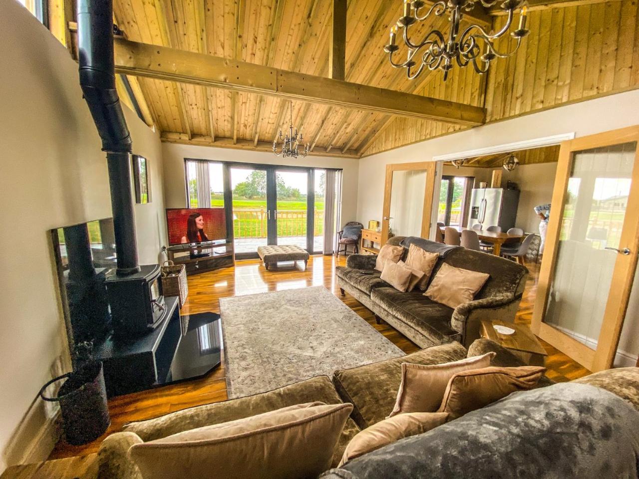 4Bed Lodge Sleeps8-Pet Friendly-Hot Tub-Log Burner — photo 6