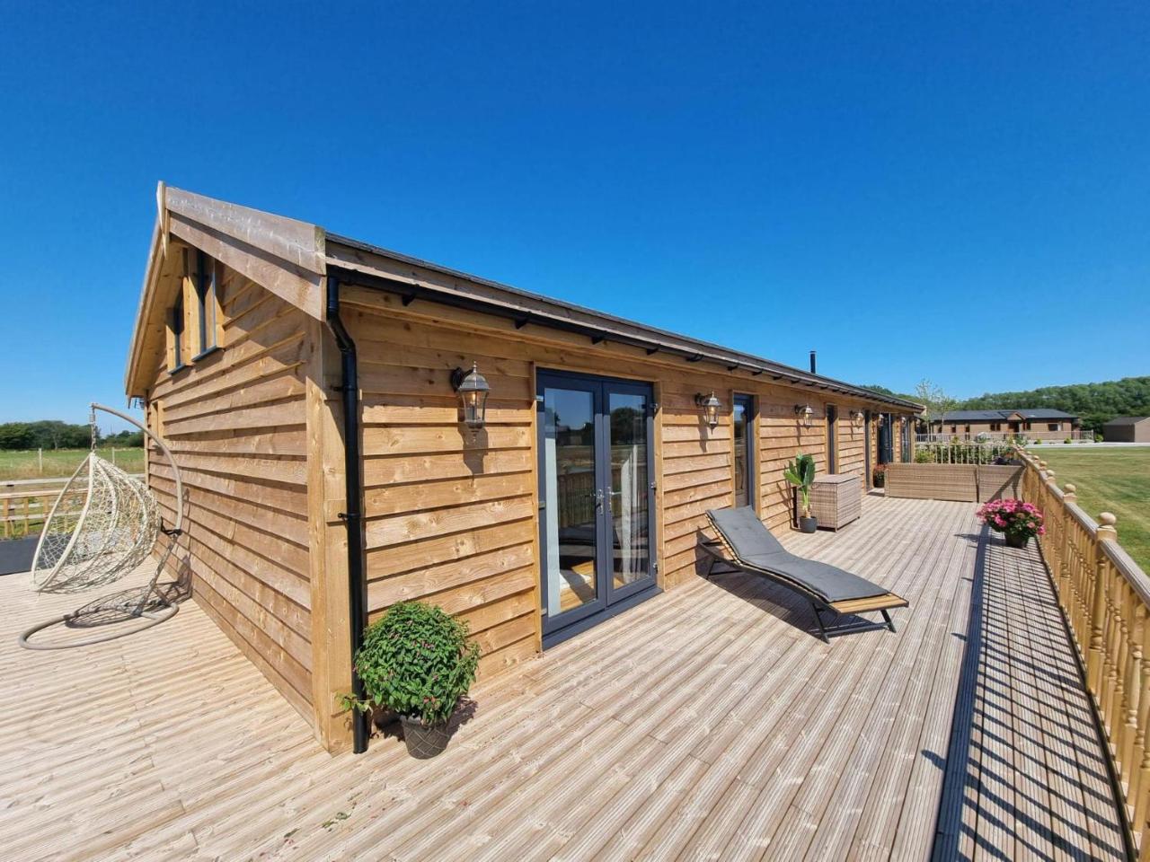 4Bed Lodge Sleeps8-Pet Friendly-Hot Tub-Log Burner — photo 7