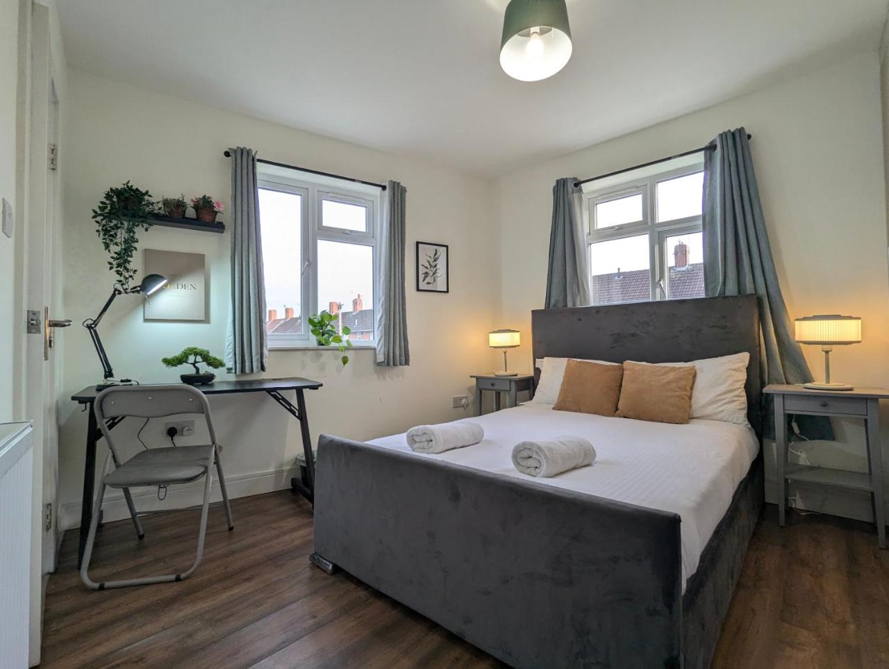 5 Ensuite Bedroom House Near Centre Free Parking, York, Yorkshire