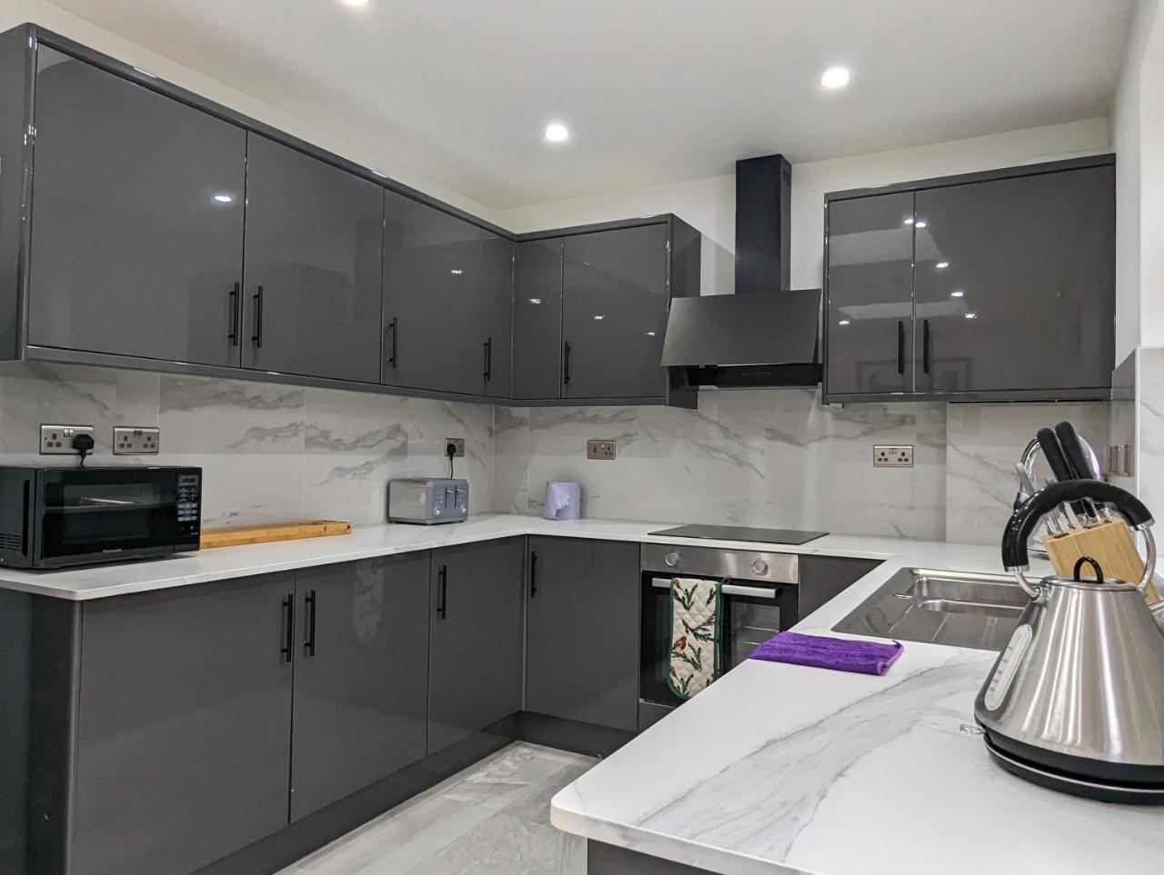 5 Ensuite Bedroom House Near Centre Free Parking — photo 2