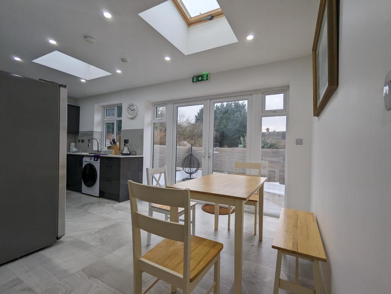 5 Ensuite Bedroom House Near Centre Free Parking — photo 3