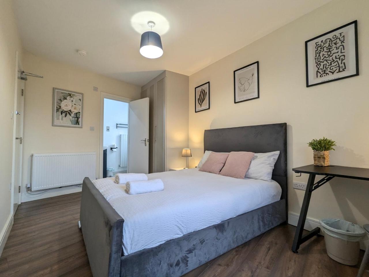 5 Ensuite Bedroom House Near Centre Free Parking — photo 4