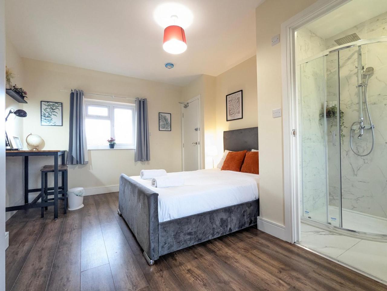 5 Ensuite Bedroom House Near Centre Free Parking — photo 5