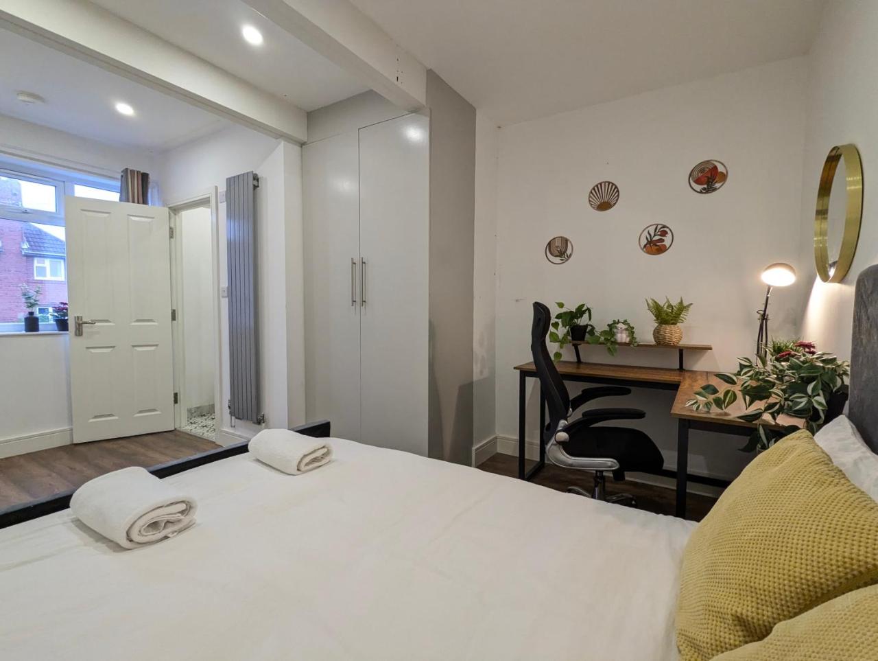 5 Ensuite Bedroom House Near Centre Free Parking — photo 7