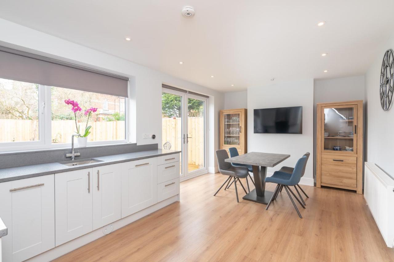 51 Main Avenue Luxurious Modern York House with Garden & Parking Pass the Keys — photo 5