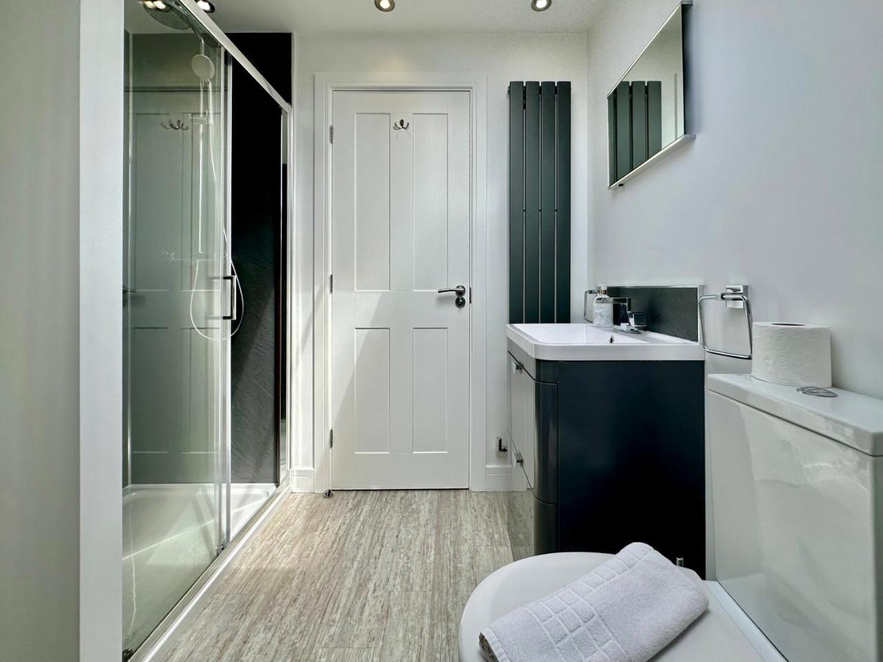 7 Bluebridge Court with Free Parking — photo 3
