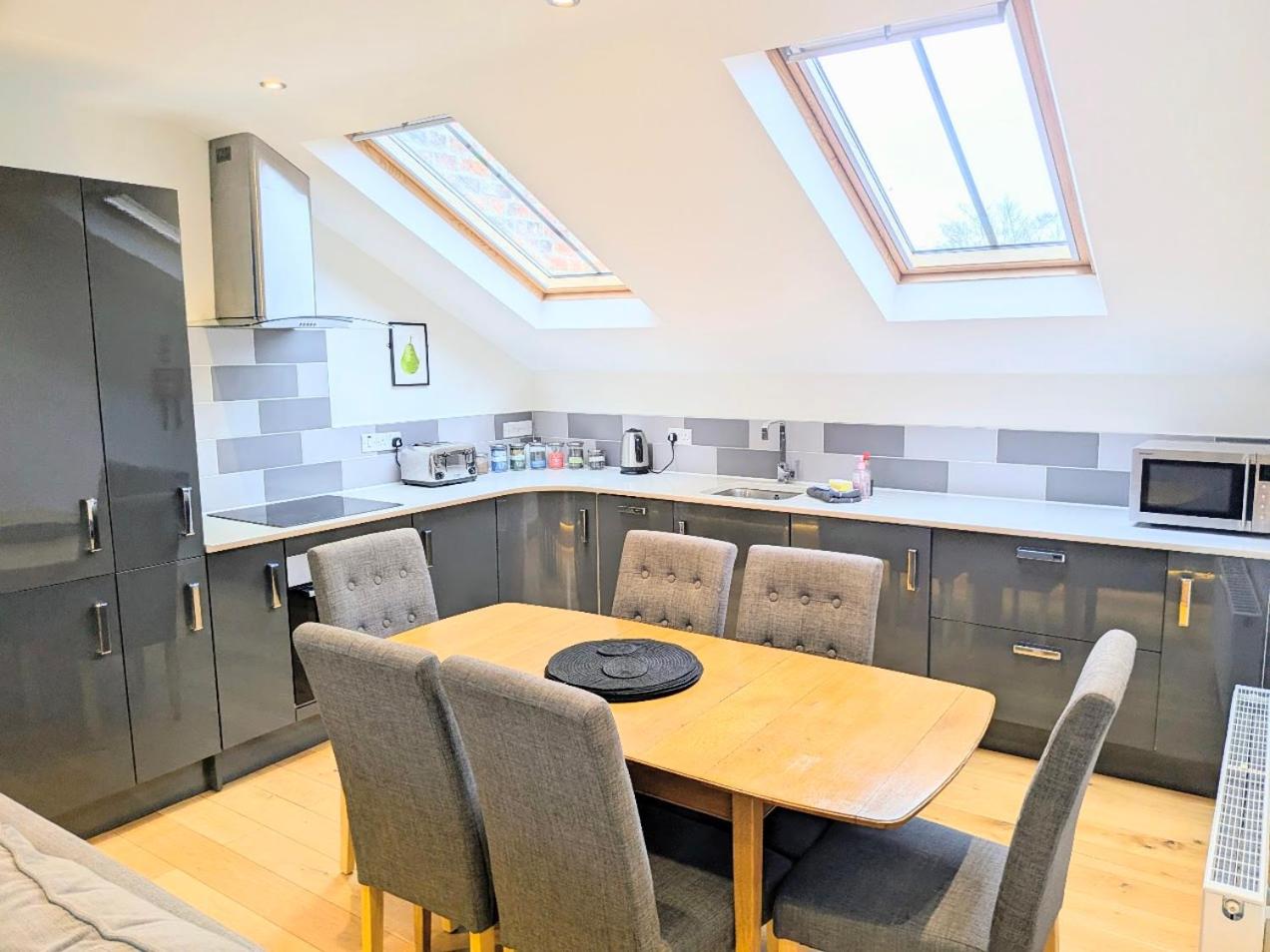 7 Bluebridge Court with Free Parking — photo 4