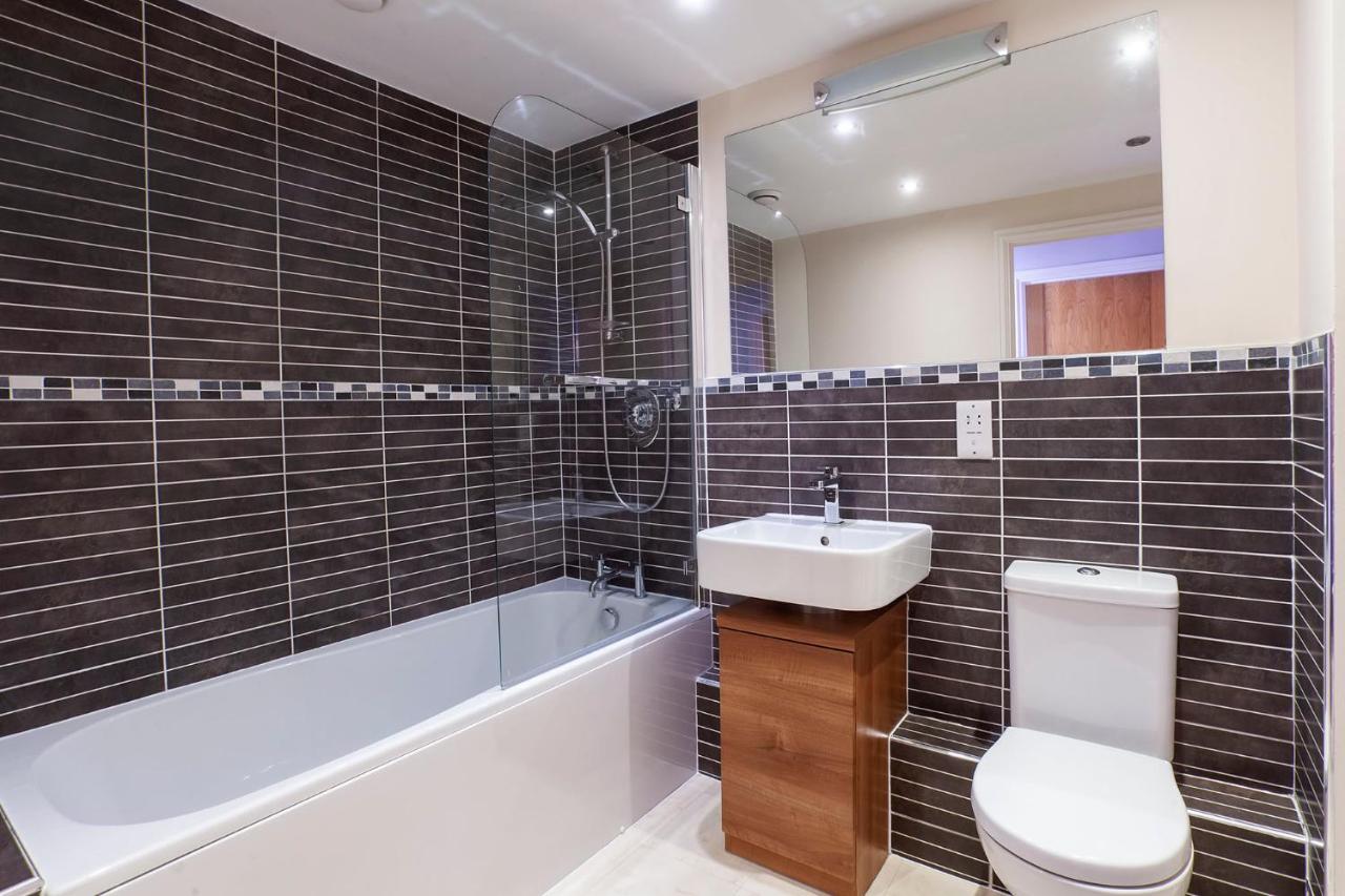 7 Gibson House - Chic City Centre Apartment with Parking — photo 3