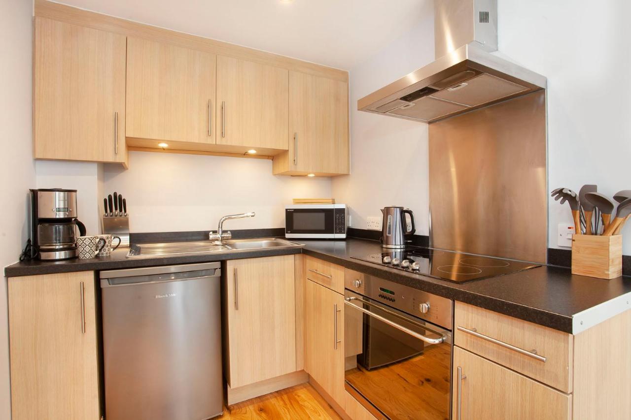 7 Gibson House - Chic City Centre Apartment with Parking — photo 4