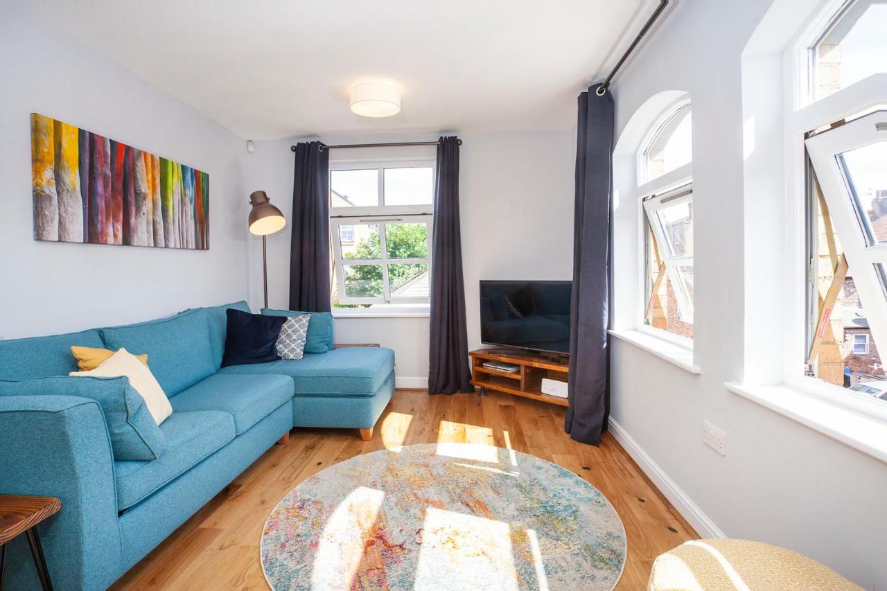 7 Gibson House - Chic City Centre Apartment with Parking — photo 5