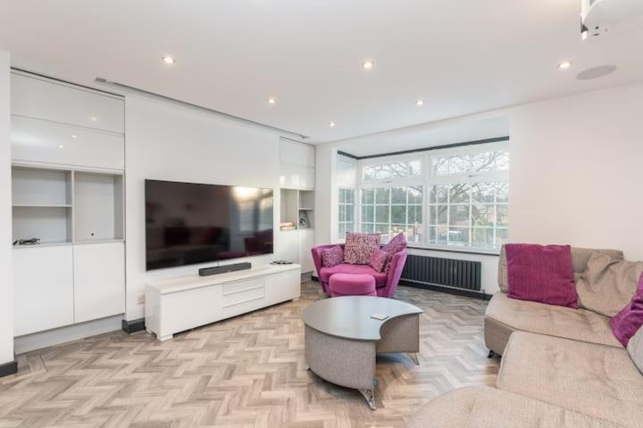 73 East Parade, Cherry Tree Apt Modern 3-bed Duplex Apt in York with 75 inch TV - Pass The Keys — photo 5