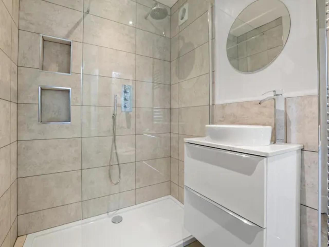 8 Eighth Ave Retreat On The Green Beautiful 4-Bed Home Pass The Keys — photo 3