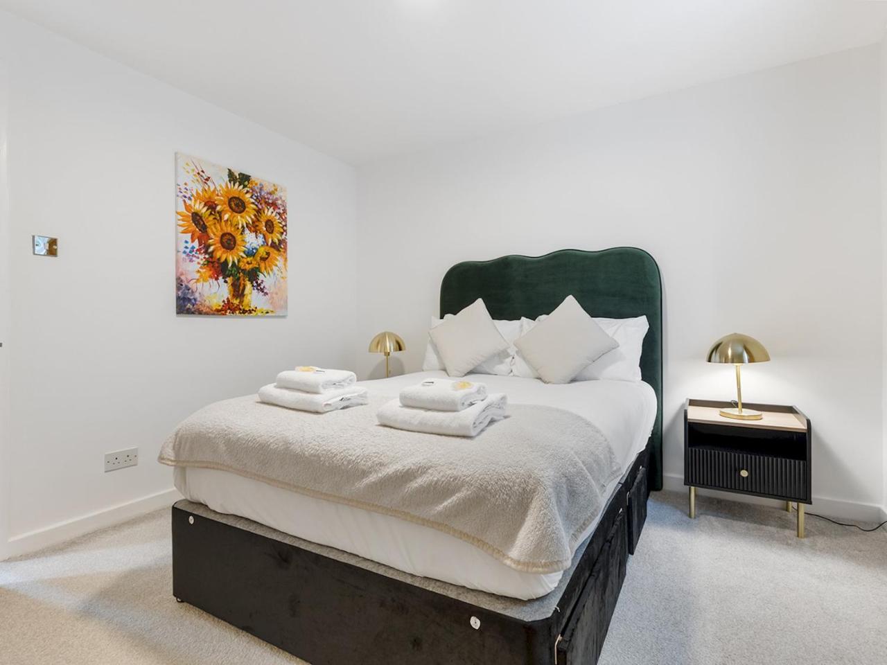 Beautiful Renovated Central Home in York with Free Parking Pass The Keys — photo 2