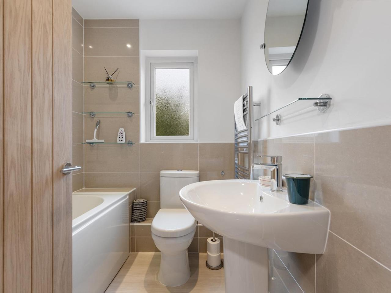 Beautiful Renovated Central Home in York with Free Parking Pass The Keys — photo 3