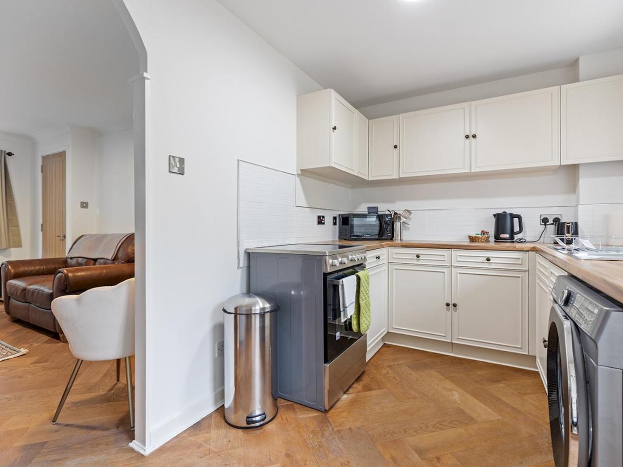 Beautiful Renovated Central Home in York with Free Parking Pass The Keys — photo 4