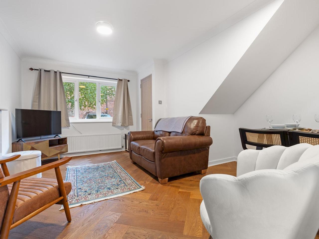 Beautiful Renovated Central Home in York with Free Parking Pass The Keys — photo 5