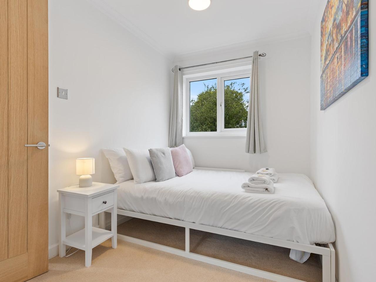 Beautiful Renovated Central Home in York with Free Parking Pass The Keys — photo 7