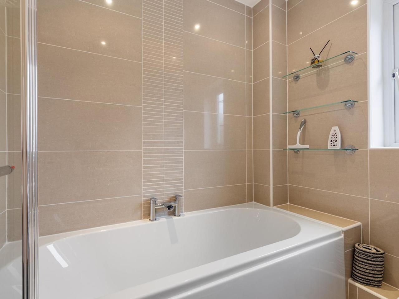 Beautiful Renovated Central Home in York with Free Parking Pass The Keys — photo 8