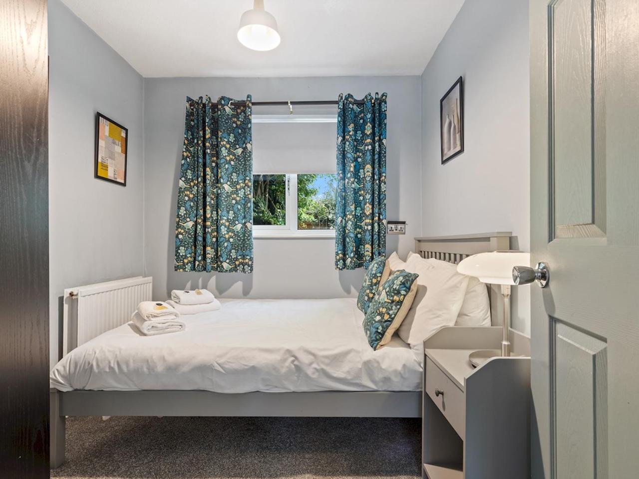 Bright Modern York Home with Free Parking Pass the Keys — photo 2