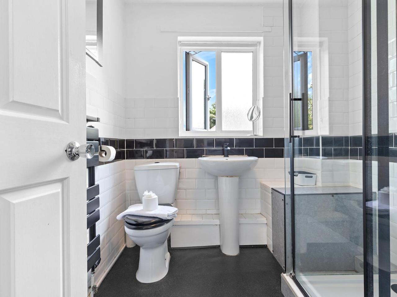 Bright Modern York Home with Free Parking Pass the Keys — photo 3