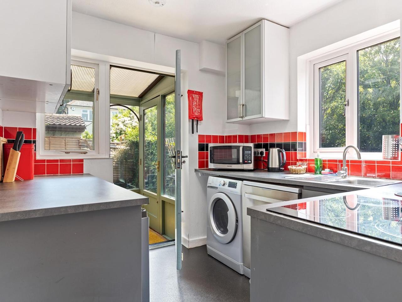 Bright Modern York Home with Free Parking Pass the Keys — photo 4