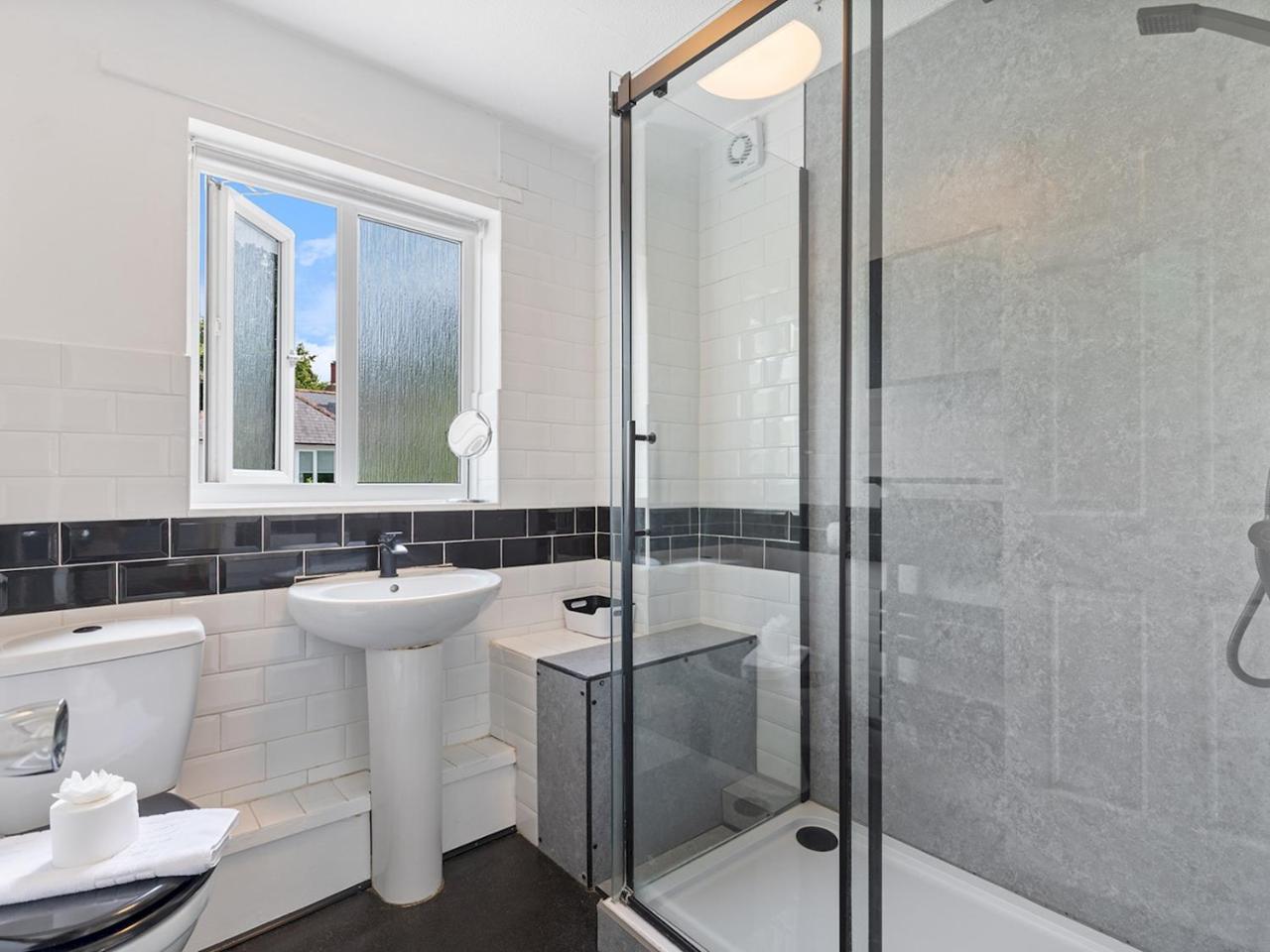 Bright Modern York Home with Free Parking Pass the Keys — photo 7