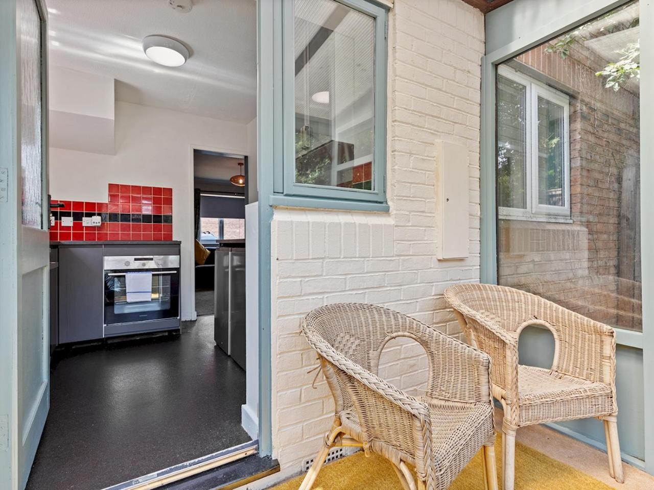 Bright Modern York Home with Free Parking Pass the Keys — photo 8