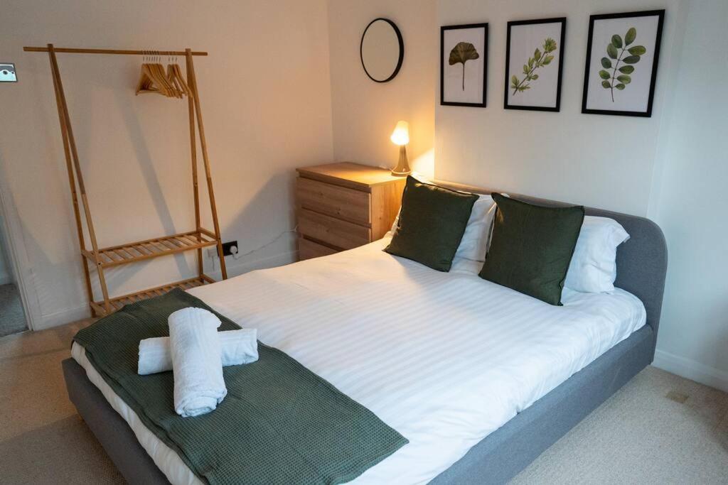 Calm Cosy House with Beautiful Riverside Walk to Centre, York, Yorkshire