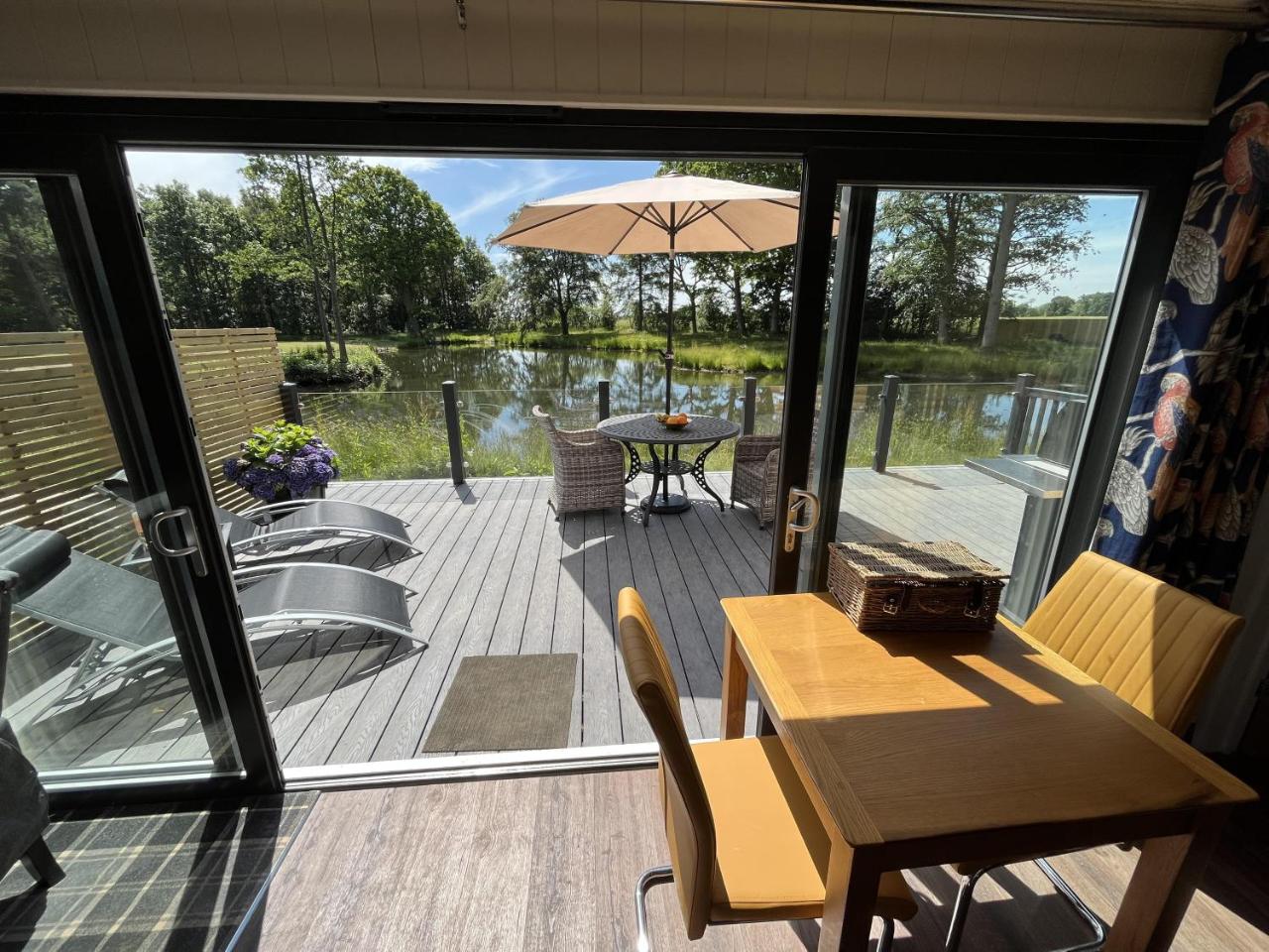 Cedar Boutique Lodge-dog fishing and Spa access, York, Yorkshire