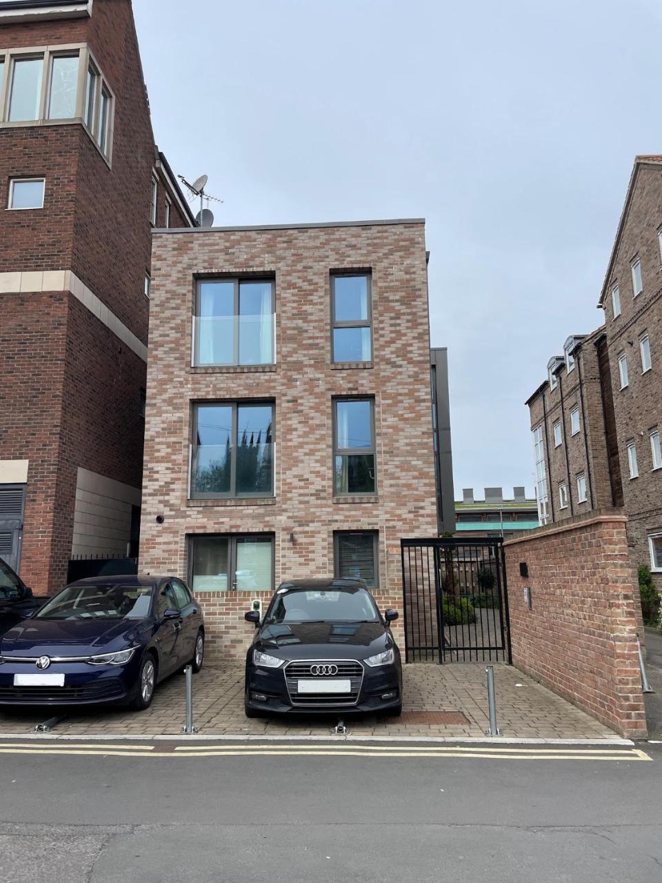 Central Modern Flat — photo 6