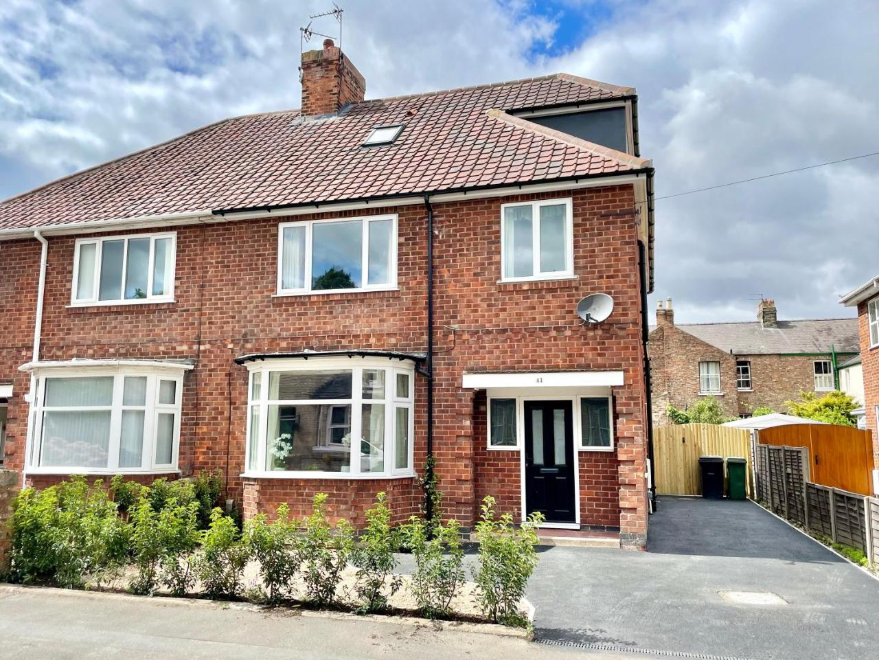 Central Townhouse with free off road parking and garden, York, Yorkshire
