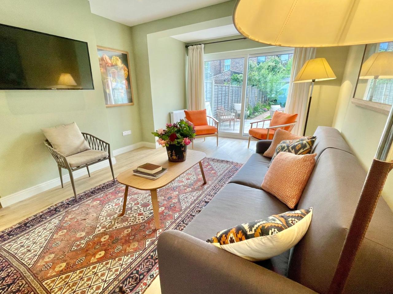 Central Townhouse with free off road parking and garden — photo 2
