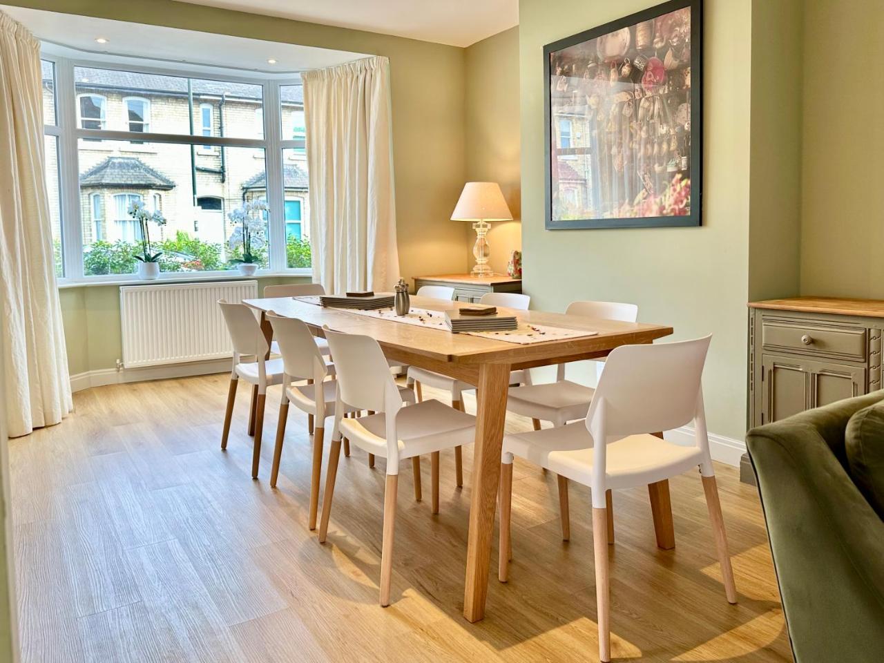 Central Townhouse with free off road parking and garden — photo 3