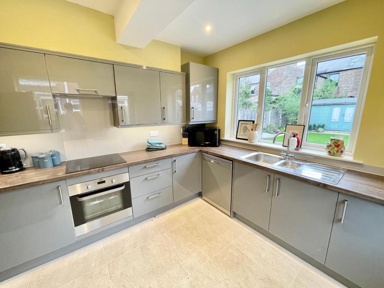 Central Townhouse with free off road parking and garden — photo 7