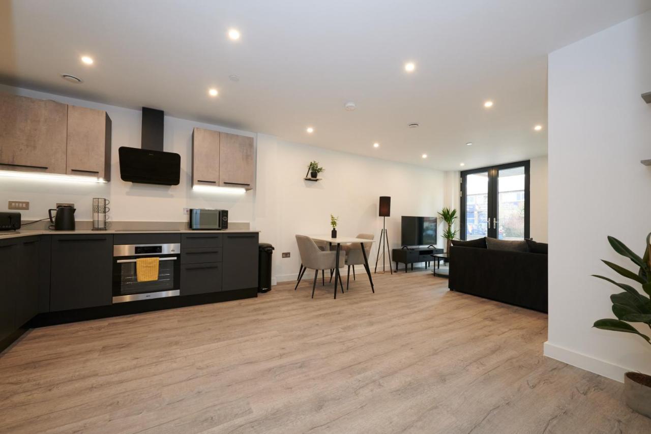 Central York apt with free parking & gym! — photo 2