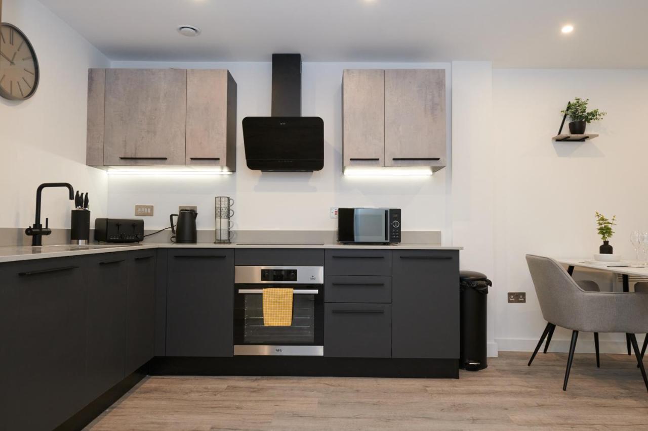 Central York apt with free parking & gym! — photo 4