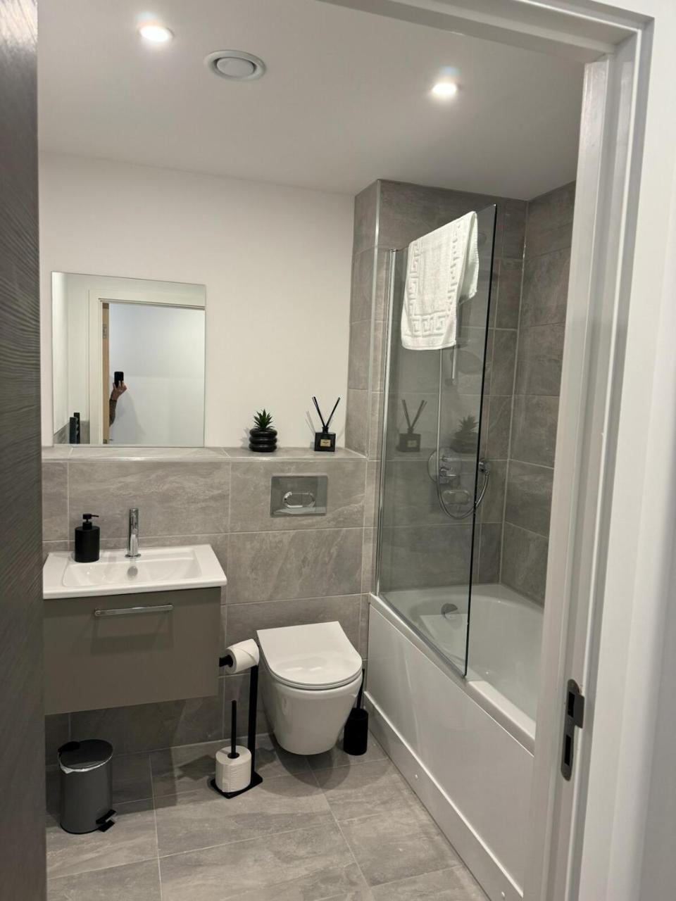 Central York apt with free parking & gym! — photo 8