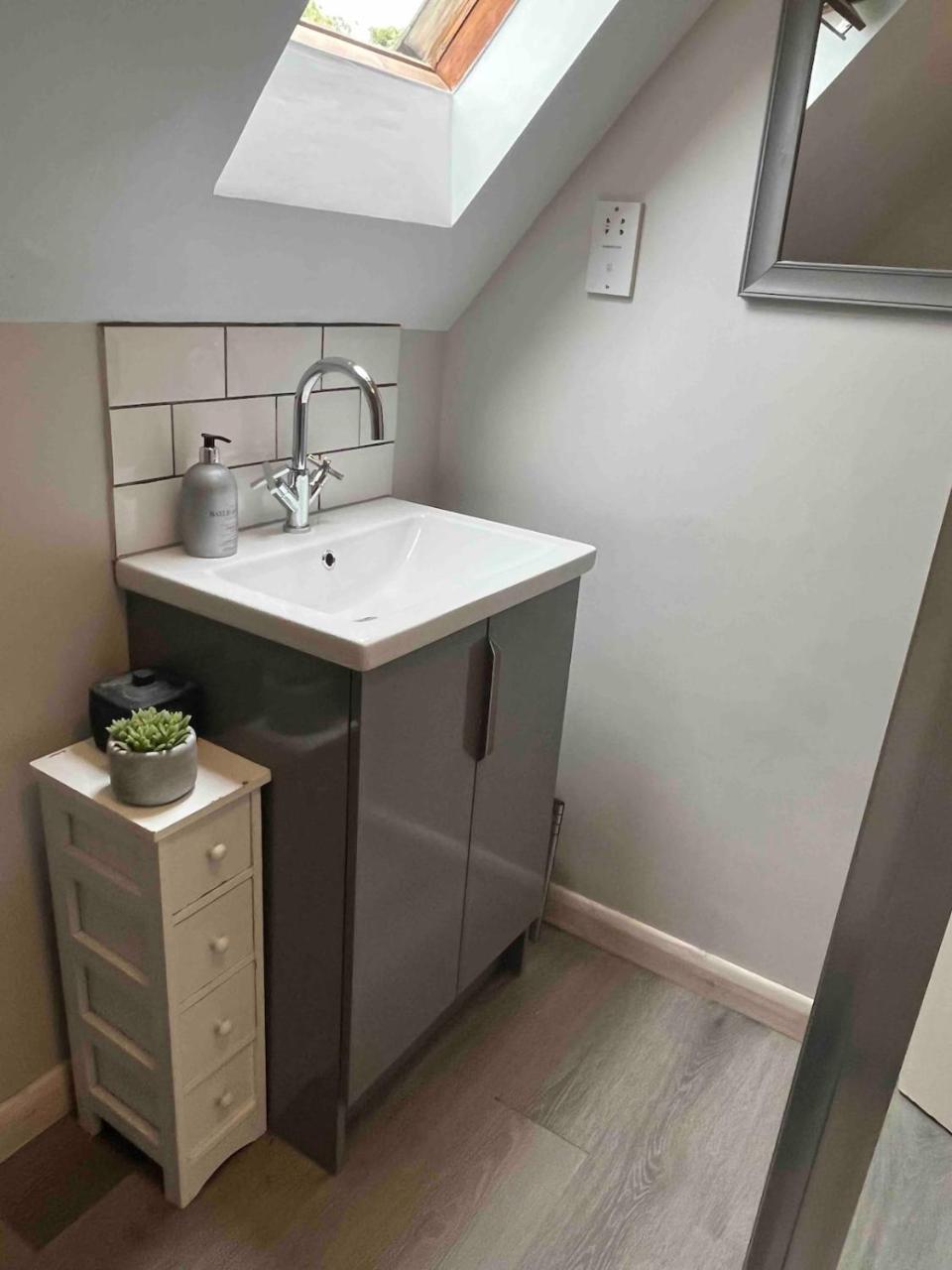 Charming 2-Bed Apartment with free parking 10 mins drive to York City — photo 3