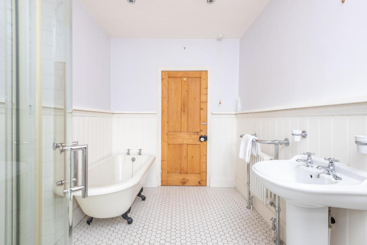 Charming Base for 5 Guests Near Bishy Rd in York - Pass the Keys — photo 3
