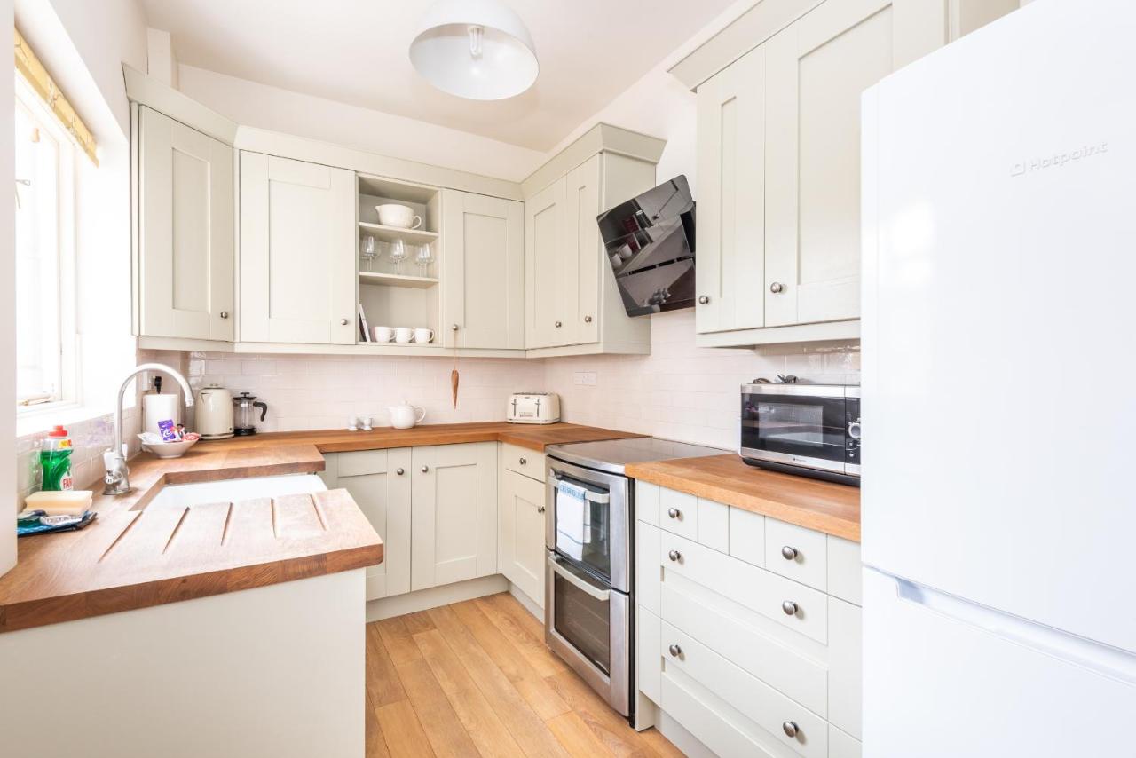 Charming Base for 5 Guests Near Bishy Rd in York - Pass the Keys — photo 4