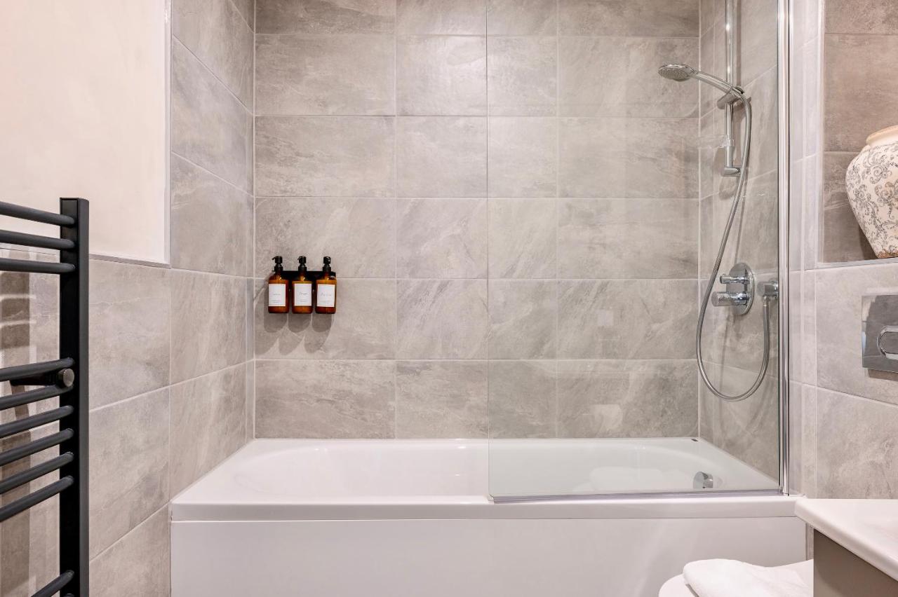 City Retreat for 4 with Free parking and Gym access — photo 3