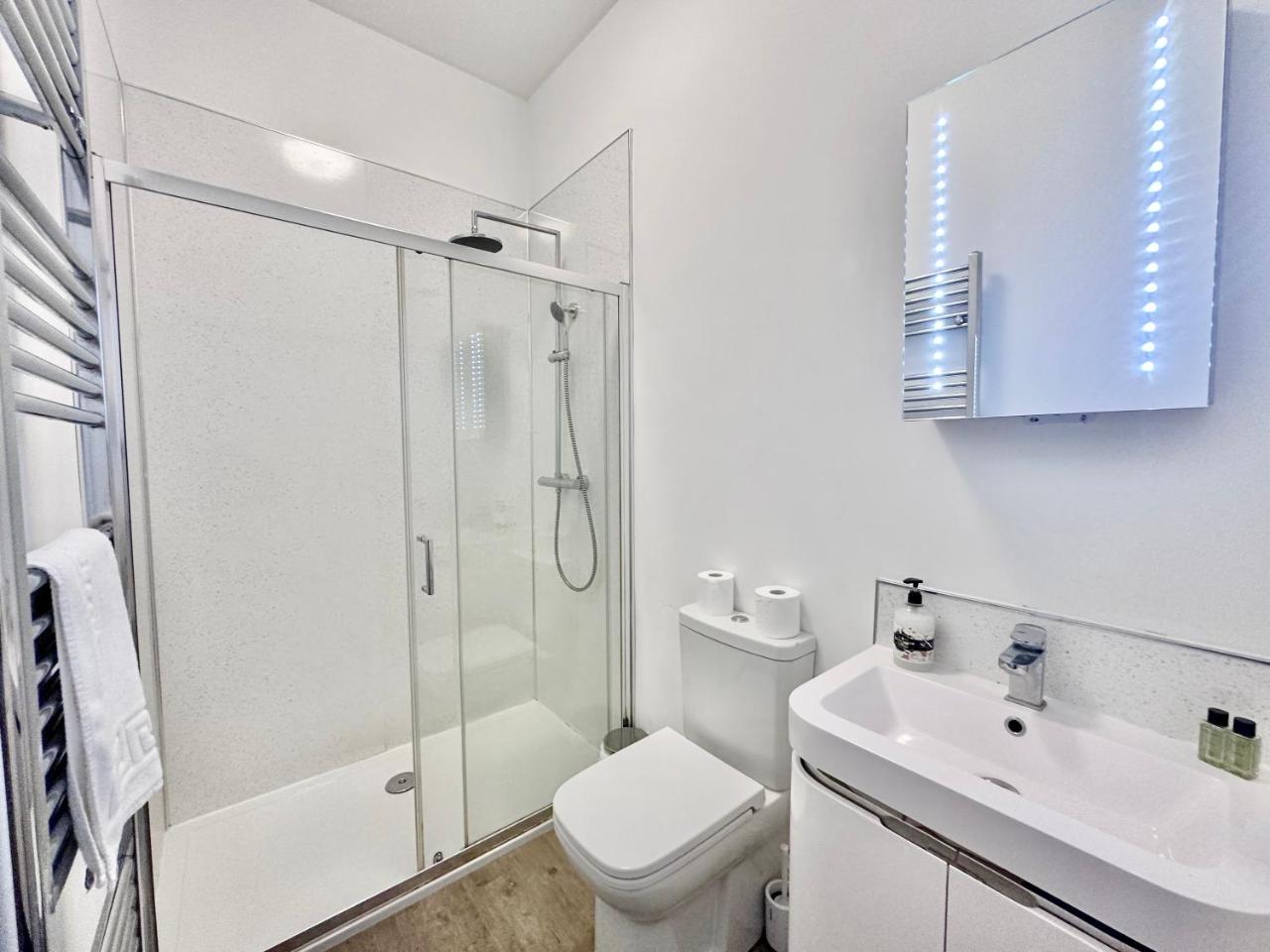 Clifford's Reach at Bluebridge Court with Free Parking — photo 3