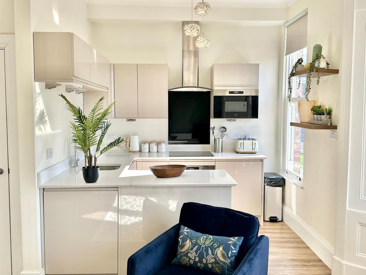 Clifford's Reach at Bluebridge Court with Free Parking — photo 4