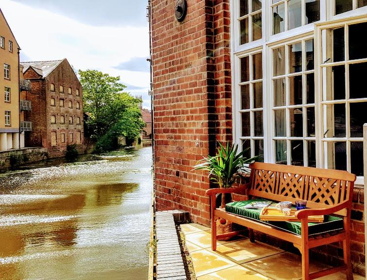Cocoa Lily - River fronted studio with secure parking, York, Yorkshire